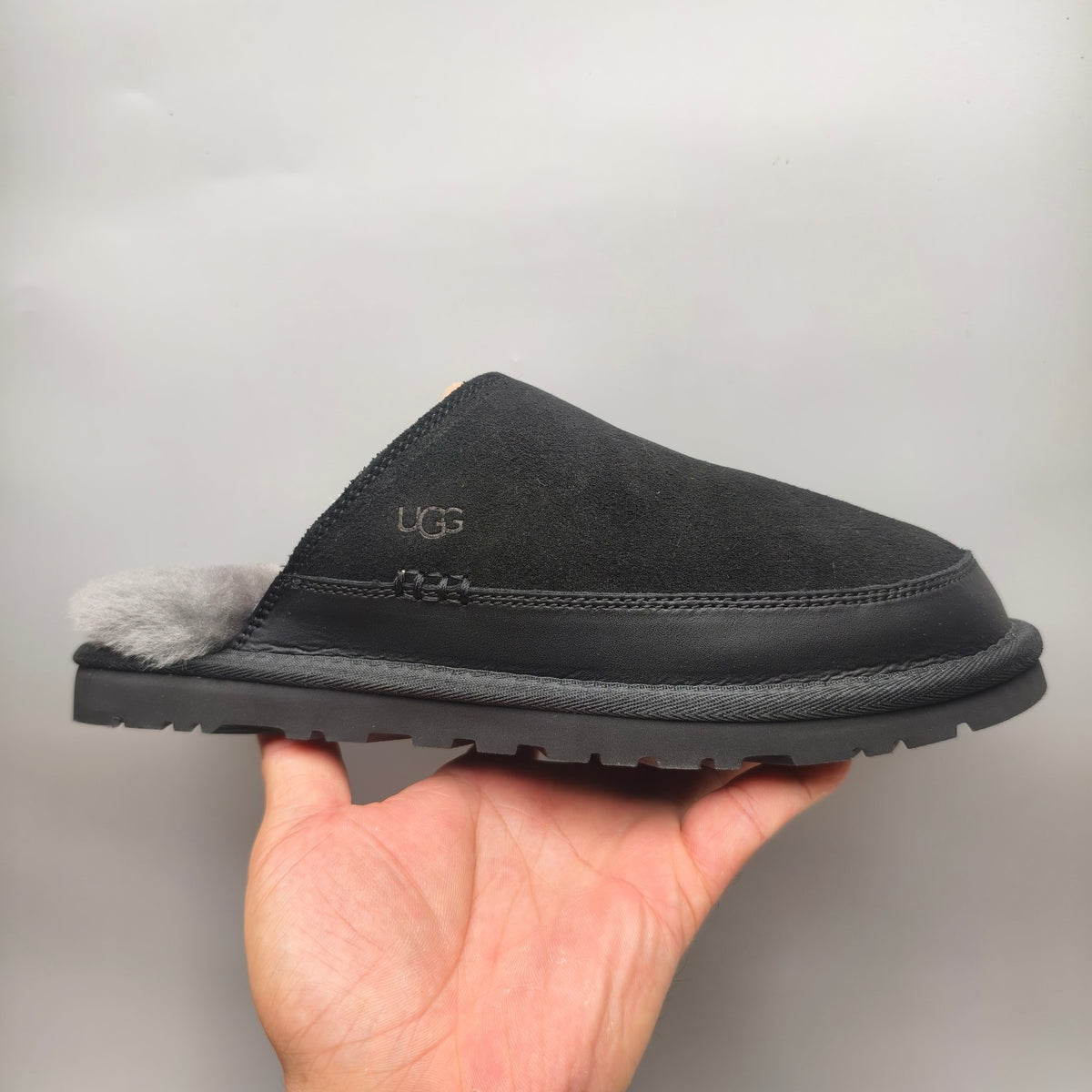 4585 Ultra-Light Casual Fuzz Men’s Slippers – Black (In Stock)