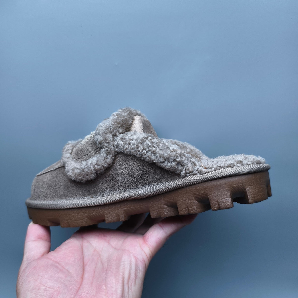 1206 Fluffy Big Logo Casual Slippers – Antelope Brown