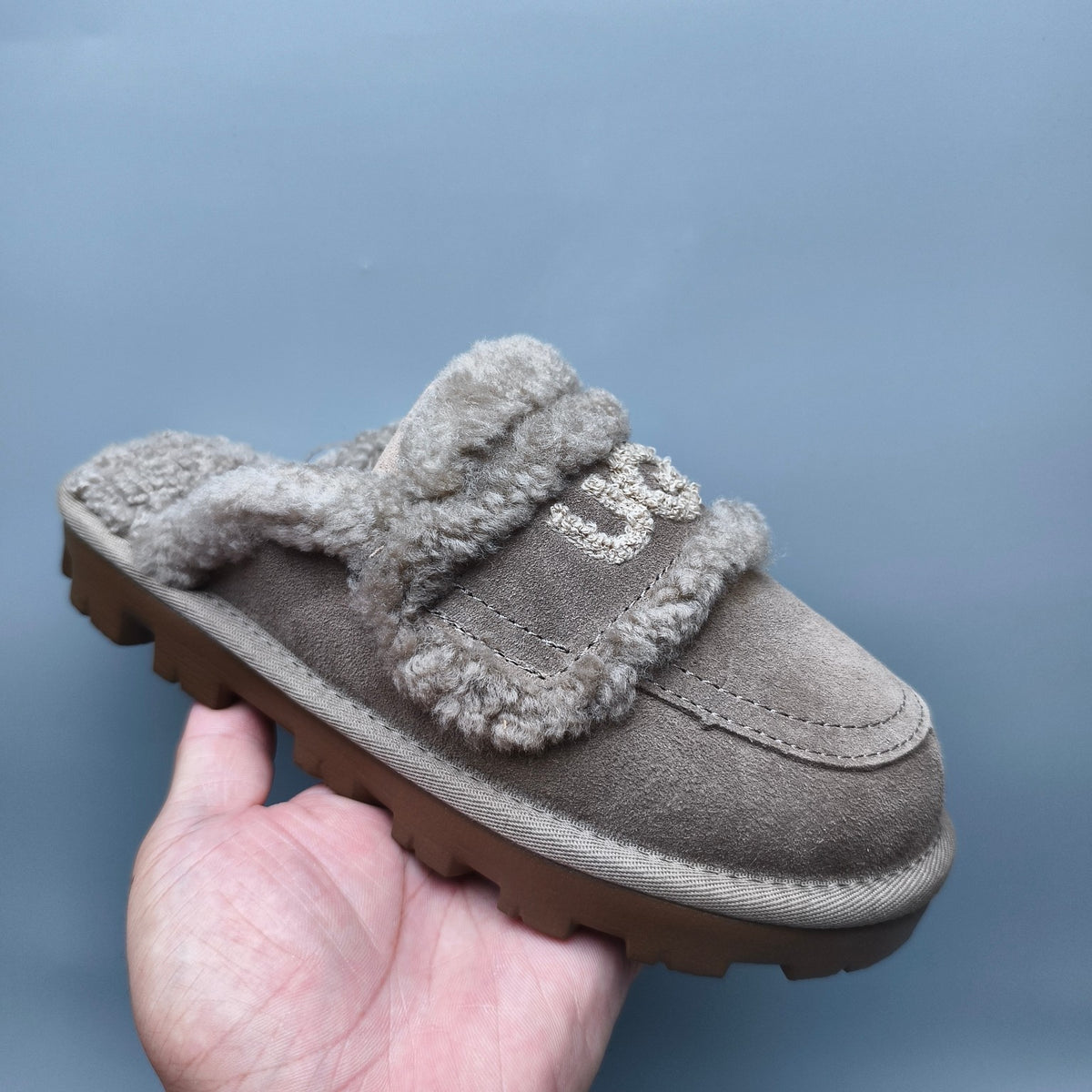 1206 Fluffy Big Logo Casual Slippers – Antelope Brown