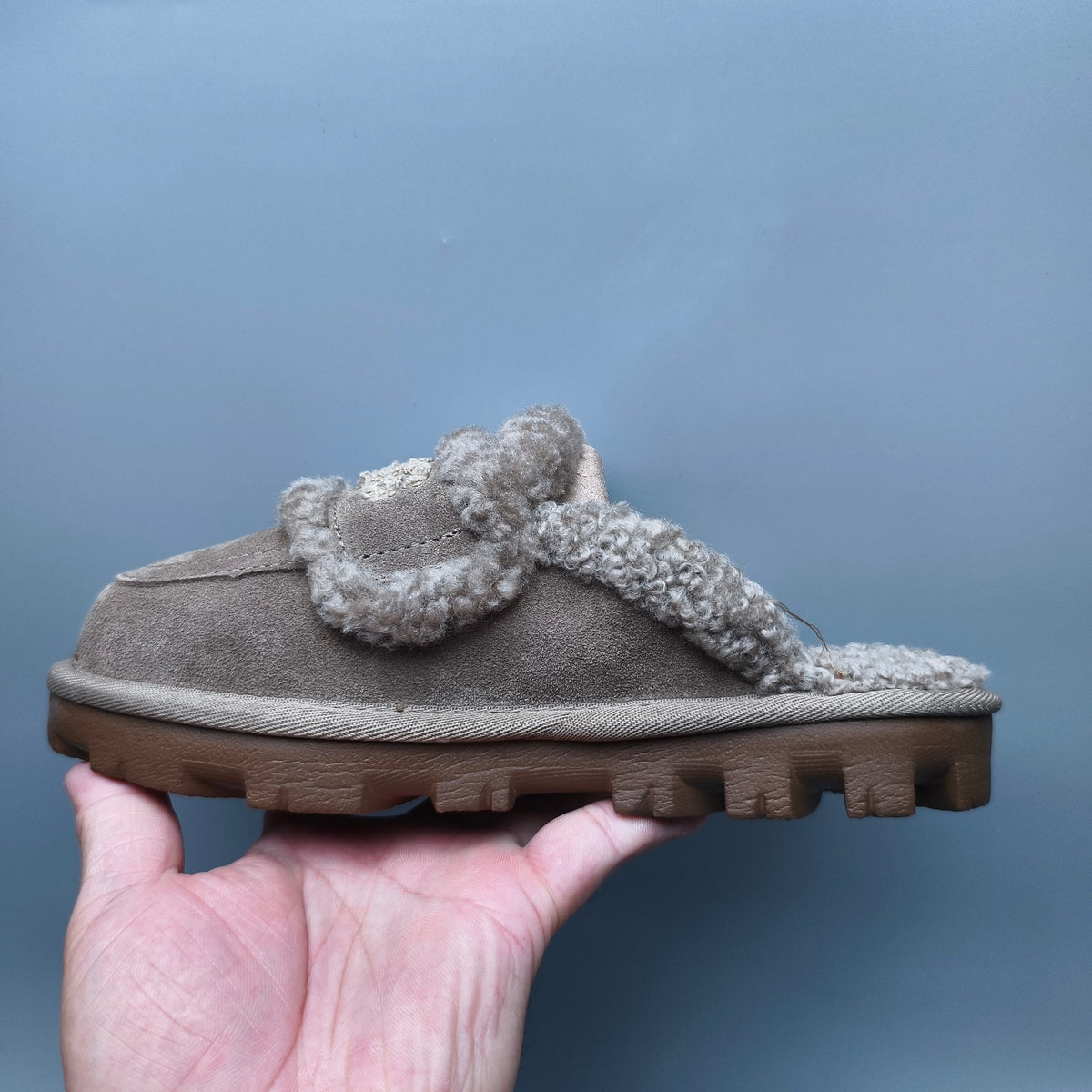 1206 Fluffy Big Logo Casual Slippers – Antelope Brown